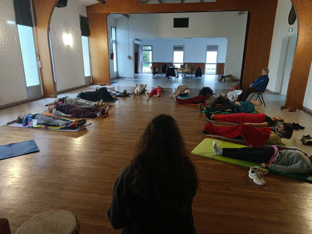 Séance collective de sophrologie lors du stage bien-être de novembre 2025, après la séance d'expression primitive